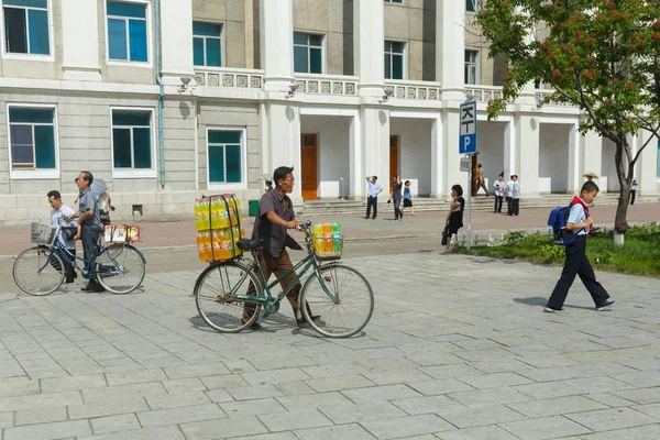 2018年8月 朝鲜首都平壤的明亮街道 人们走在人行道上 — 图库照片