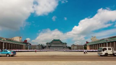 Kim Il Sung Meydanı'nın Kuzey Kore başkenti Pyongyang güneşli bir timelapse modunda. 4k