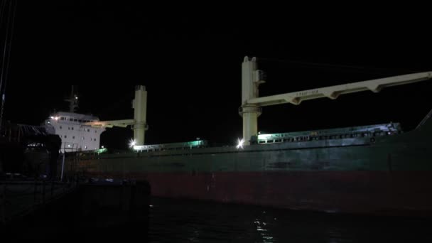 Night Mooring Cargo Ship Quay Coal Terminal Port Workers Install — Stock Video