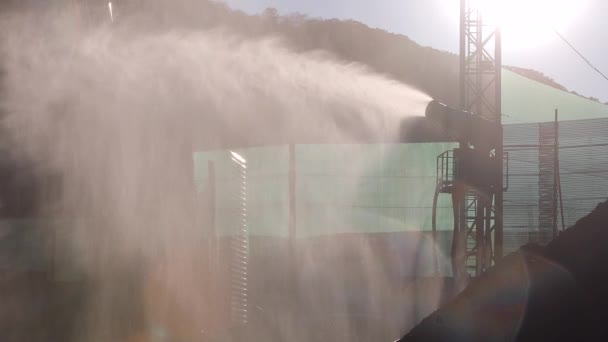 灌溉枪压制煤尘 — 图库视频影像