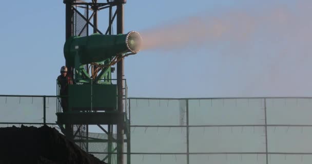 2018 ナホトカ 沿海地方 沖仲仕ポートの従業員注ぐ用水銃からヒープの石炭 — ストック動画