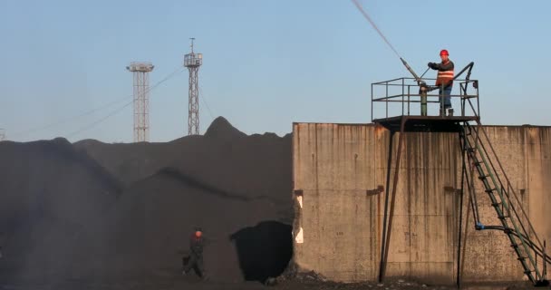 October 2018 Nakhodka Primorsky Krai Employee Stevedore Port Pours Coal — Stock Video