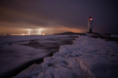 Tokarevskiy fener - Uzak Doğu'da en eski fenerler görünümünü hava kış hala önemli bir gezinti yapısı ve popüler turistik kentin Vladivostok, Rusya.