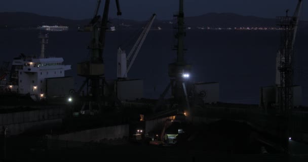 2018 Nakhodka Primorsky Krai Bulldozer Operates Seaport Rakes Coal Heaps — Stock Video