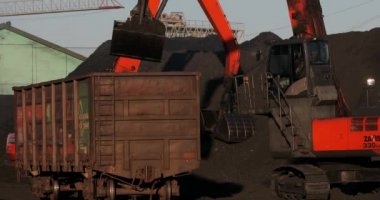 2018, Nakhodka, Primorsky Krai - buldozer liman içinde çalışır. Tırmıklar yığın kömür.