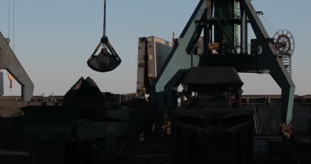 商業港で貨物船に石炭の夜ロード — ストック動画