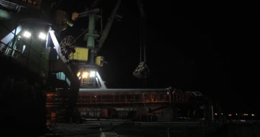 Kömür ticari liman bir kargo gemisiyle üzerine yüklenmesini gece