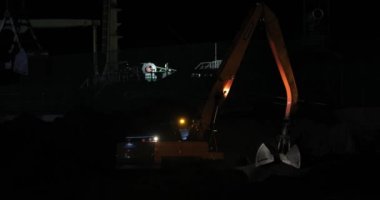 2018, Nakhodka, Primorsky Krai - buldozer liman içinde çalışır. Tırmıklar yığın kömür.