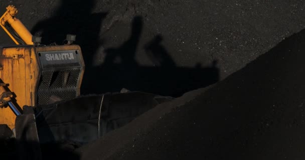 2018 ナホトカ 沿海地方 ブルドーザーは シーポートで動作します 熊手石炭ヒープ — ストック動画