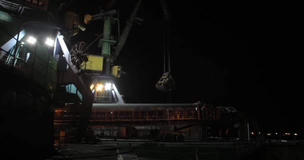 Nachtverladung Von Kohle Auf Ein Frachtschiff Einem Handelshafen — Stockvideo