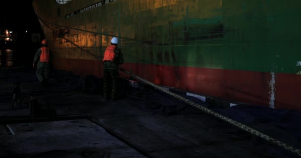 Night Mooring Cargo Ship Quay Coal Terminal Port Workers Install — Stock Video