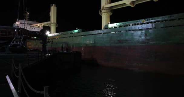 Amarração Noturna Navio Carga Para Cais Terminal Carvão Trabalhadores Portuários — Vídeo de Stock