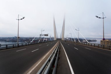 Altın Askılı köprü yol araç trafiği yukarıdan. Modern Vladivostok Rusya gece aydınlatma. Eski ve modern Merkez binaları.