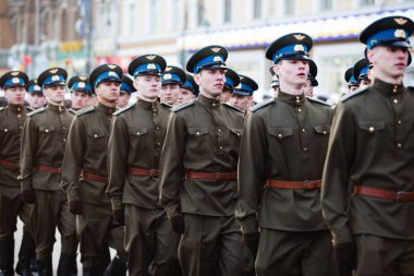 Mayıs, 2013 - Vladivostok ana caddede 9 Mayıs Zafer Bayramı kutlama onuruna festival geçit töreni. Askeri teçhizat ve Rusya silahlı kuvvetleri içeren sütunlar kare yürüyen