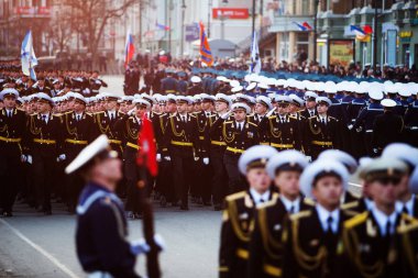 Mayıs, 2013 - Vladivostok ana caddede 9 Mayıs Zafer Bayramı kutlama onuruna festival geçit töreni. Askeri teçhizat ve Rusya silahlı kuvvetleri içeren sütunlar kare yürüyen