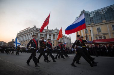 Mayıs, 2013 - Vladivostok ana caddede 9 Mayıs Zafer Bayramı kutlama onuruna festival geçit töreni. Askeri teçhizat ve Rusya silahlı kuvvetleri içeren sütunlar kare yürüyen