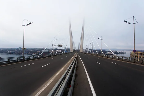 Золотой Канатный Мост Движение Автомобиля Сверху Ночное Освещение Владивостока России — стоковое фото