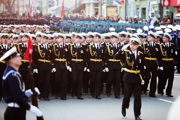 Μαΐου 2013 Εορταστική Παρέλαση Στον Κεντρικό Δρόμο Του Βλαδιβοστόκ Προς — Φωτογραφία Αρχείου