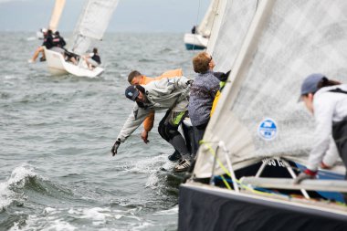 Haziran, 2013 - Vladivostok, Primorye bölge - yelken yarışmaları Amur Körfezi su alanında. Yelkenli Yatlar ilk etapta Vladivostok şehirde rekabet