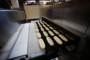 Ekmek üretim hattı. Beyaz hamur sopa hatta pişmiş olan.