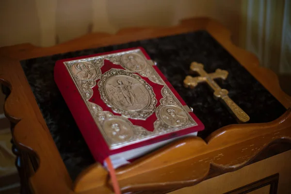祭坛上的基督教圣经 — 图库照片