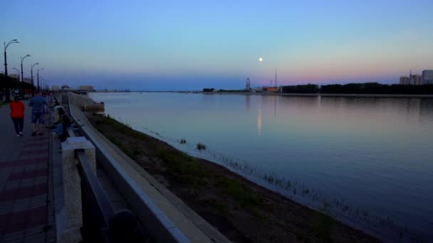 Panorama of the Amur River from the embankment of Blagoveshchensk. Across the Amur River is the Chinese city of Heihe. — Stock Footage Panorama Amur River Embankment Blagoveshchensk Amur River Chinese City Heihe Stock Video