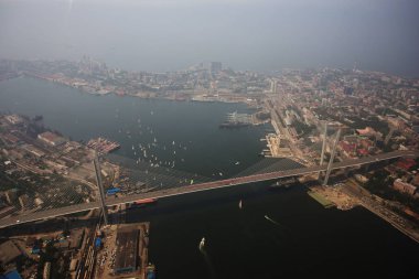 2013, Temmuz - Vladivostok, Rusya, - Vladivostok'un orta kesimi, yüksekten alınmıştır. Altın Köprü çerçevesinde, Haliç Körfezi, savaş gemileri, Spor Seti, Tsarevich Embankment.