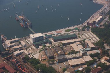 2013, Temmuz - Vladivostok, Rusya, - Vladivostok'un orta kesimi, yüksekten alınmıştır. Altın Köprü çerçevesinde, Haliç Körfezi, savaş gemileri, Spor Seti, Tsarevich Embankment.