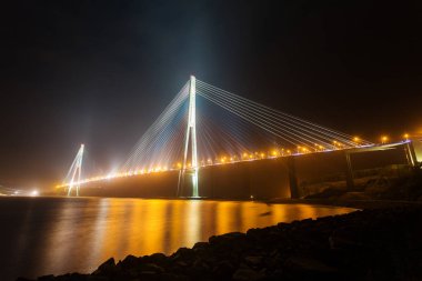 Çöpünü Köprüsü, dünyanın en uzun köprüsü Askılı ve Peter Japon büyük körfezde çöpünü (Rus) adada hava görünümünü yakınlaştırma şaşırtıcı. Güneş doğuyor. Vladivostok, Rusya Federasyonu