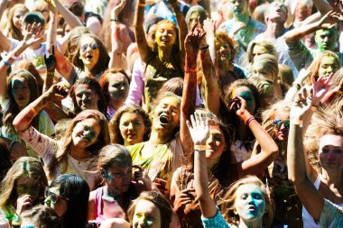 Ağustos, 2013 - Young, Vladivostok renklerde Holi festival dekore edilmiş kişi katılmaktadır. Holi, da malum aynı derecede Phagwah ve boya Festivali Bahar yıllık Hindu festivaldir.