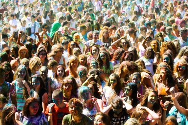 Ağustos, 2013 - Young, Vladivostok renklerde Holi festival dekore edilmiş kişi katılmaktadır. Holi, da malum aynı derecede Phagwah ve boya Festivali Bahar yıllık Hindu festivaldir.