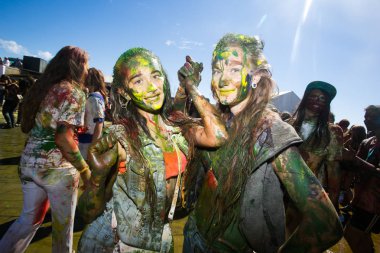 Ağustos, 2013 - Young, Vladivostok renklerde Holi festival dekore edilmiş kişi katılmaktadır. Holi, da malum aynı derecede Phagwah ve boya Festivali Bahar yıllık Hindu festivaldir.