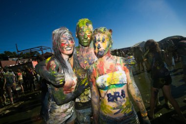 Ağustos, 2013 - Young, Vladivostok renklerde Holi festival dekore edilmiş kişi katılmaktadır. Holi, da malum aynı derecede Phagwah ve boya Festivali Bahar yıllık Hindu festivaldir.