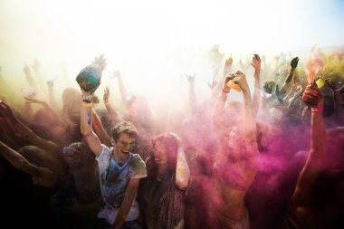 Ağustos, 2013 - Young, Vladivostok renklerde Holi festival dekore edilmiş kişi katılmaktadır. Holi, da malum aynı derecede Phagwah ve boya Festivali Bahar yıllık Hindu festivaldir.