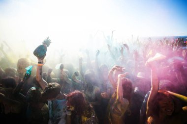 Ağustos, 2013 - Young, Vladivostok renklerde Holi festival dekore edilmiş kişi katılmaktadır. Holi, da malum aynı derecede Phagwah ve boya Festivali Bahar yıllık Hindu festivaldir.