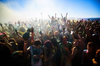 Ağustos, 2013 - Young, Vladivostok renklerde Holi festival dekore edilmiş kişi katılmaktadır. Holi, da malum aynı derecede Phagwah ve boya Festivali Bahar yıllık Hindu festivaldir.