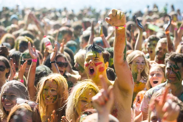 Sierpnia 2013 Młodzi Zdobione Ludzie Uczestniczą Festiwalu Holi Kolorów Władywostoku — Zdjęcie stockowe