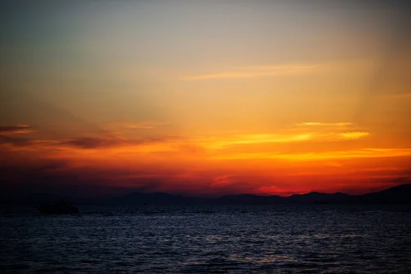 Schönen Hellen Sonnenuntergang Meer Ein Einsames Boot Und Eine Yacht — Stockfoto
