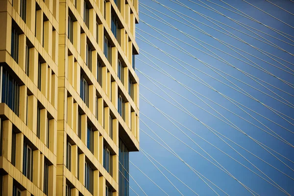 Janelas Azuis Edifício Escritório Contra Céu Azul — Fotografia de Stock