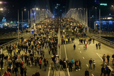 Primorsky topraklarının 75 yıldönümü kutlama günü Ekim 2013 yılında Vladivostok açık Golden Köprüsü boyunca insanlar yürümek