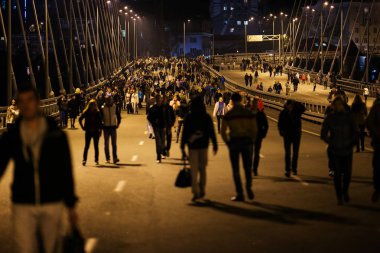 Primorsky topraklarının 75 yıldönümü kutlama günü Ekim 2013 yılında Vladivostok açık Golden Köprüsü boyunca insanlar yürümek