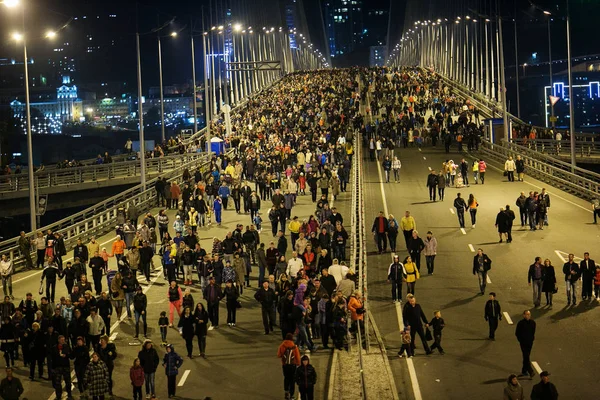 Lidé Chodí Podél Otevřené Golden Bridge Vladivostoku Říjnu 2013 Den — Stock fotografie