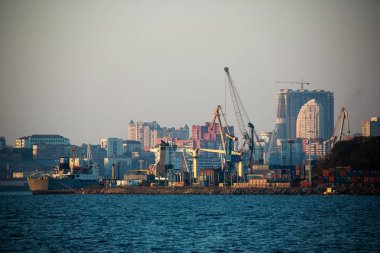 2013, Vladivostok - şehir Vladivostok Uzakdoğu'nun başkentinde deniz cephe. Deniz Ticaret bağlantı noktası ile gemi. Baskında sürüklenen gemi.
