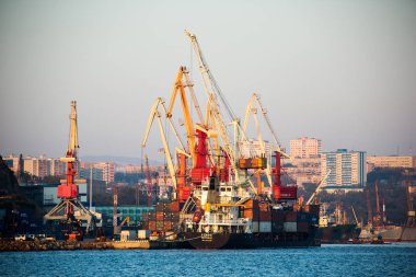 2013, Vladivostok - şehir Vladivostok Uzakdoğu'nun başkentinde deniz cephe. Deniz Ticaret bağlantı noktası ile gemi. Baskında sürüklenen gemi.