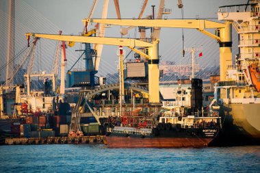 2013, Vladivostok - şehir Vladivostok Uzakdoğu'nun başkentinde deniz cephe. Deniz Ticaret bağlantı noktası ile gemi. Baskında sürüklenen gemi.
