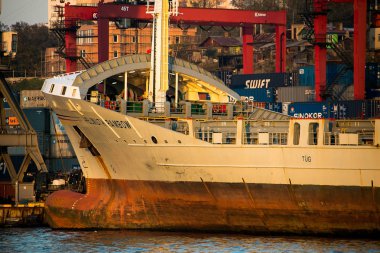 2013, Vladivostok - şehir Vladivostok Uzakdoğu'nun başkentinde deniz cephe. Deniz Ticaret bağlantı noktası ile gemi. Baskında sürüklenen gemi.