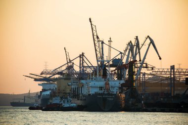 2013, Vladivostok - şehir Vladivostok Uzakdoğu'nun başkentinde deniz cephe. Deniz Ticaret bağlantı noktası ile gemi. Baskında sürüklenen gemi.