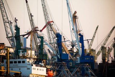 2013, Vladivostok - şehir Vladivostok Uzakdoğu'nun başkentinde deniz cephe. Deniz Ticaret bağlantı noktası ile gemi. Baskında sürüklenen gemi.