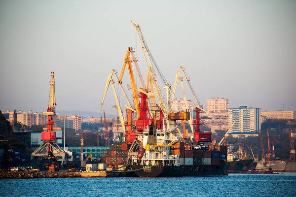 2013 г. Владивосток - Морской фасад в столице Дальнего Востока, городе Владивостоке. Морской торговый порт с кораблями. Дрейфующие корабли в рейде
.