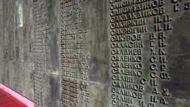Büyük Vatanseverlik Savaşı üç binden fazla katılımcılarının adlarını plakalı. Anısına anıt 